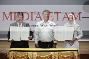 Bupati Sri Juniarsih (kanan) dan Ketua DPRD Berau (kiri) saat menerima laporan hasil pemeriksaan LKPD dari Kepala BPK RI Perwakilan Kaltim, Agus Priyono (tengah). [Prokopim Setkab Berau / Mediaetam.com]