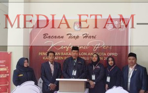 Pose bersama kader Partai NasDem bersama Ketua DPD Partai NasDem Liliansyah saat konferensi pers pengajuan Bacaleg menuju Pileg 2024. [Elton Wada / Mediaetam.com]