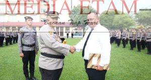 Kapolres Berau AKBP Sindhu Brahmarya saat memberikan penghargaan kepada personelnya Kanit Paminal Sipropam Polres Berau, Aipda Muhammad Wido Bintoro. [Humas Polres Berau / Mediaetam.com]