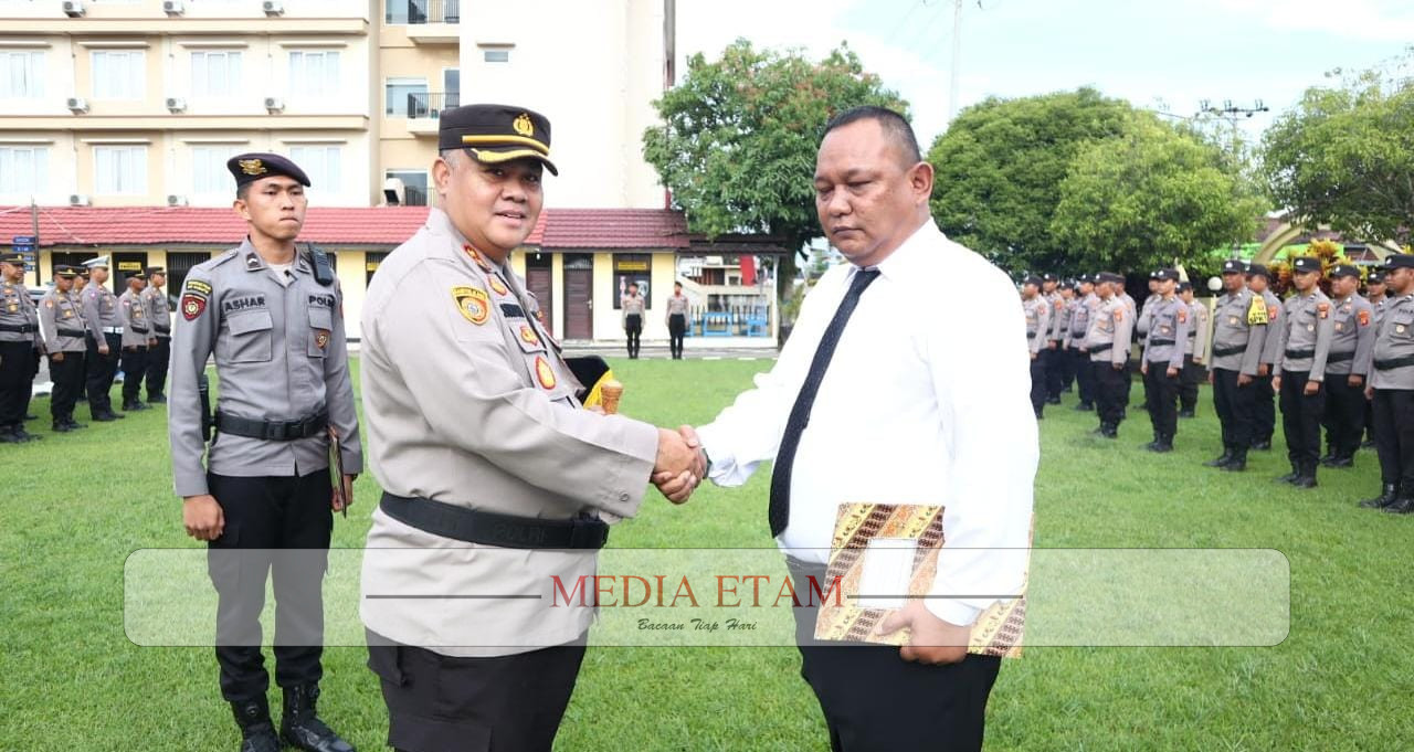 Kapolres Berau AKBP Sindhu Brahmarya saat memberikan penghargaan kepada personelnya Kanit Paminal Sipropam Polres Berau, Aipda Muhammad Wido Bintoro. [Humas Polres Berau / Mediaetam.com]