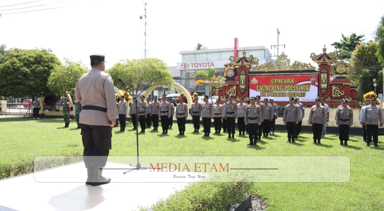 Pengukuhan Polisi RW dilakukan Kapolres Berau AKBP Sindhu Brahmarya disaksikan para lurah yang ada di Berau. [Humas Polres Berau / Elton Wada]