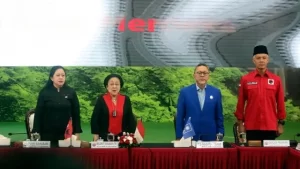 Ketua Umum Partai Demokrasi Indonesia Perjuangan (PDIP) Megawati Soekarnoputri (kedua kiri) bersama Ketua DPP PDIP Puan Maharani (kiri), bakal calon presiden Ganjar Pranowo (kanan), dan Ketua Umum Partai Amanat Nasional (PAN) Zulkifli Hasan di Kantor DPP PDIP, Jalan Diponegoro, Menteng, Jakarta Pusat, Jumat (2/6/2023). Kedatangan PAN ke Kantor PDIP untuk membicarakan tentang koalisi dan dukungan terhadap bakal calon presiden Ganjar Pranowo di Pemilu 2024. (Liputan6.com)