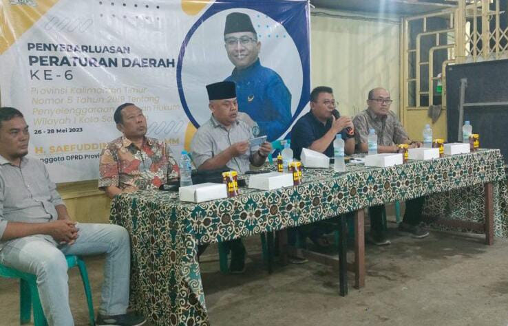 Anggota DPRD Kalimantan Timur, Saefuddin Zuhri saat melaksanakan sosialisasi Perda Bantuan Hukum di Jalan P Suryanata Samarinda (Foto: Istimewa).