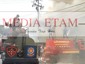 Pemadaman Kebakaran Rumah warga di Jalan Pandjaitan, Loa Ipuh. (Indah, Mediaetam.com)