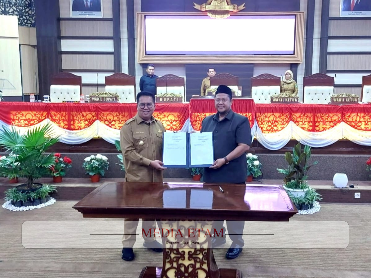 Wakil Bupati Kukar, Rendi Solihin bersama Ketua DPRD Kukar, Abdul Rasyid saat penyampaian laporan akuntabilitas APBD 2022. (Indah, Mediaetam.com)