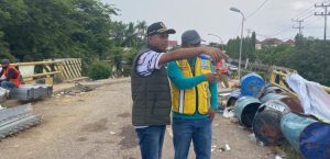 Anggota komisi III DPRD Kalimantan Timur, Sutomo Jabir saat meninjau perbaikan jembatan Sambaliung (Foto: Istimewa).