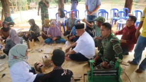 Bupati Kukar, Edi Damansyah saat kegiatan Pelatihan membuat anyaman dari purun di Desa Sabintulung. (Dok: Kades Sabintulung)