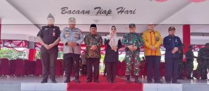 Bupati Berau Sri Juniarsih (tengah) saat sesi foto selepas Apel Siaga Serentak Pencegahan Karhutla. [Elton Wada / Mediaetam.com]