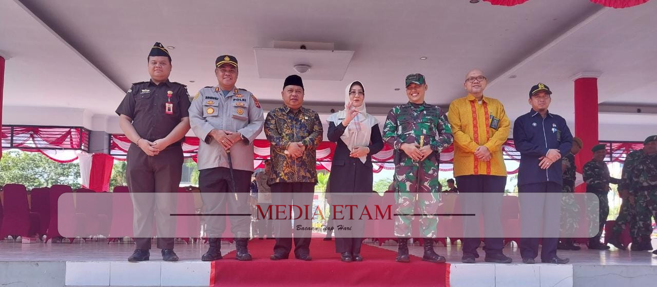 Bupati Berau Sri Juniarsih (tengah) saat sesi foto selepas Apel Siaga Serentak Pencegahan Karhutla. [Elton Wada / Mediaetam.com]