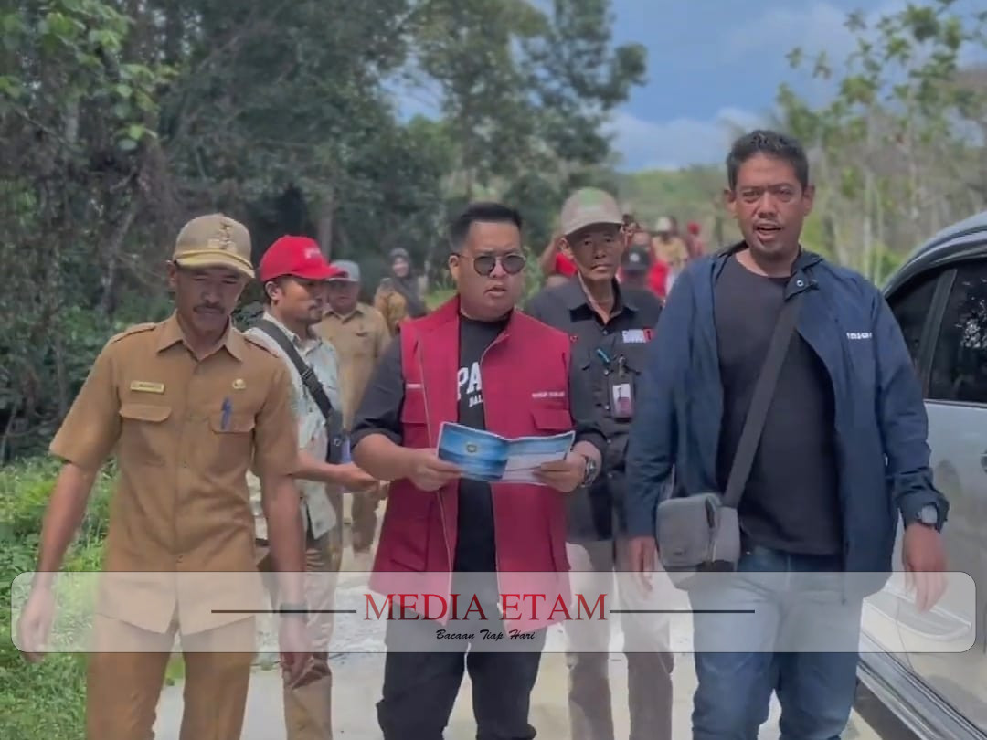 Wabup Kukar Rendi Solihin saat melakukan pemantauan Insfratruktur Jalan. (Indah, Mediaetam.com)