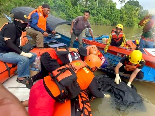 Proses evakuasi korban tenggelam di perairan sekitar Sangasanga. (Dok: Basarnas)