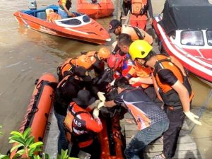 Proses Evakuasi Korban Laka Air di Desa Separi. (Dok: Basarnas)