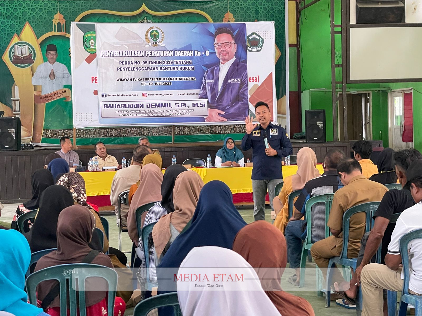 Ketua Komisi I dan Ketua Fraksi PAN DPRD Kaltim Baharuddin Demmu, saat menggelar Sosperda di Desa Jembayan, Kecamatan Loa Kulu.