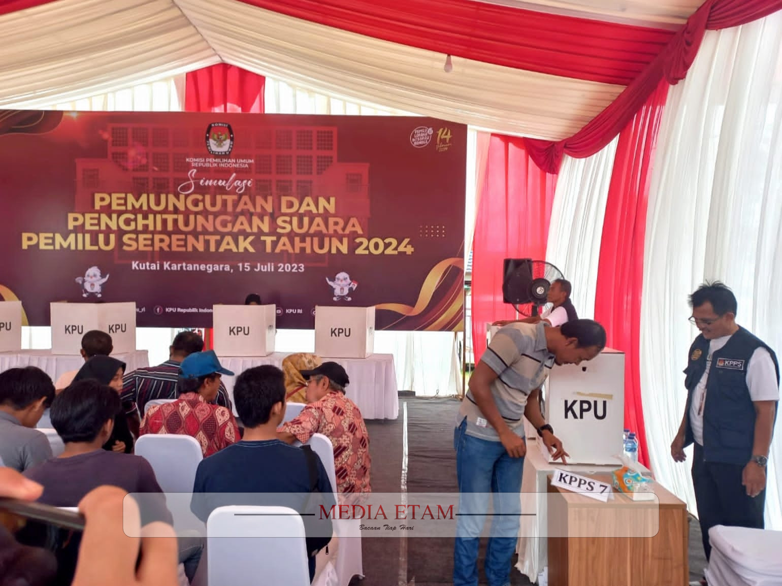 Simulasi Pemungutan dan Perhitungan Suara Pemilu Serentak 2024. (Indah, Mediaetam.com)