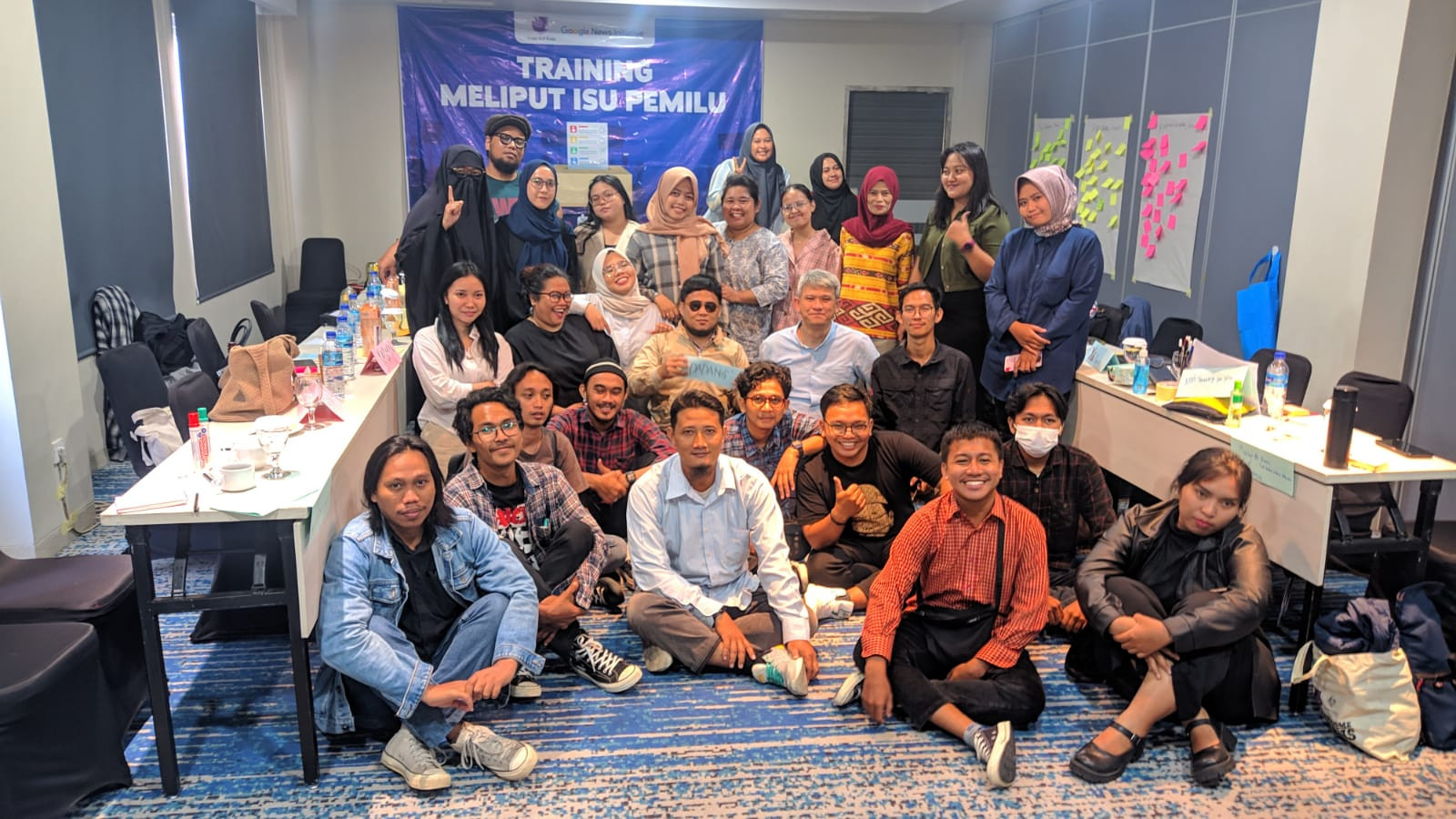 Para peserta pelatihan training isu pemilu. Berfoto usai kegiatan (dokumen AJI Kota Samarinda)