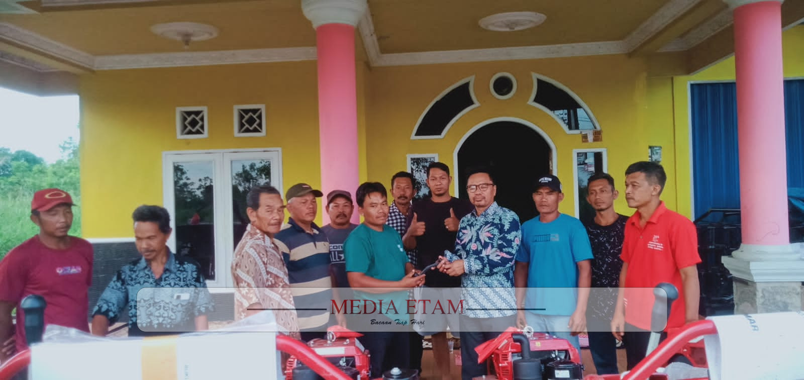 Baharuddin demmu, menyerahkan bantuan mesin handtractor kepada kelompok tani di desa sidumulyo (Mujahid , Mediaetamcom)