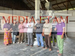 Foto : Penyerahan bantuan mesin penggiling padi otomatis oleh Baharuddin Demmu di Desa L3 Bangun Rejo. (Mujahid ,Medietam.com)