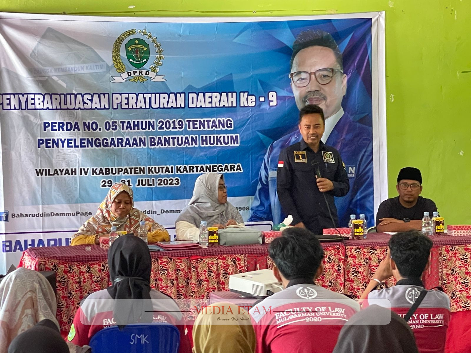 Foto : Sosialisasi Penyebarluasan Perda Penyelenggaraan Bantuan Hukum Oleh Baharuddin Demmu di Desa Semangkok ,Marangkayu ,Kutai Kartanegara. (Mujahid ,Mediaetam.com)