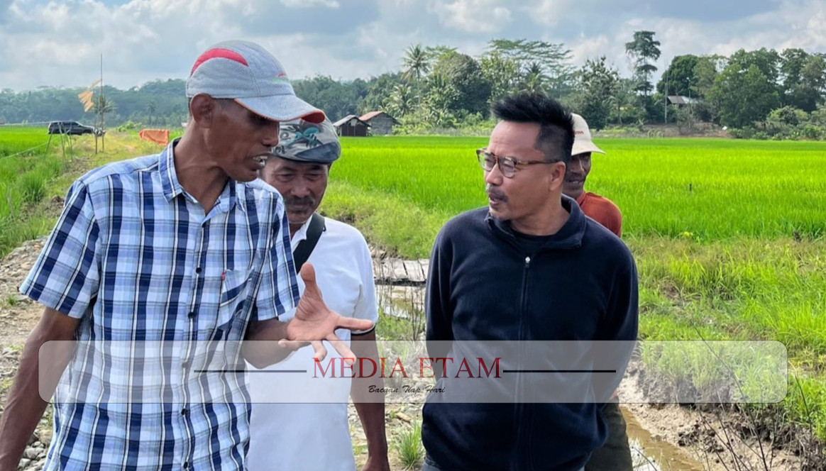 Foto : Kunjungan Baharuddin Demmu menemui kelompok tani di Desa L3 Bangun Rejo ,Tanggarong Seberang ,Kutai Kartanegara (Mujahid ,Mediaetam.com)
