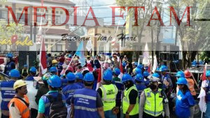Foto : Aksi Demonstrasi menagih hak Buruh Peti Kemas di Depan PN Samarinda menuntut pembayaran upah oleh PT PSP (Mujahid ,Mediaetam.com)