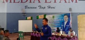 Foto : Baharuddin Demmu Melakukan Sosialisasi Penyebarluasan Perda No.5 Tahun 2019 Tentang Bantuan Hukum di Desa Rempanga , Kecamatan Loa Kulu , Kutai Kartanegara (Mujahid, Mediaetam .com)
