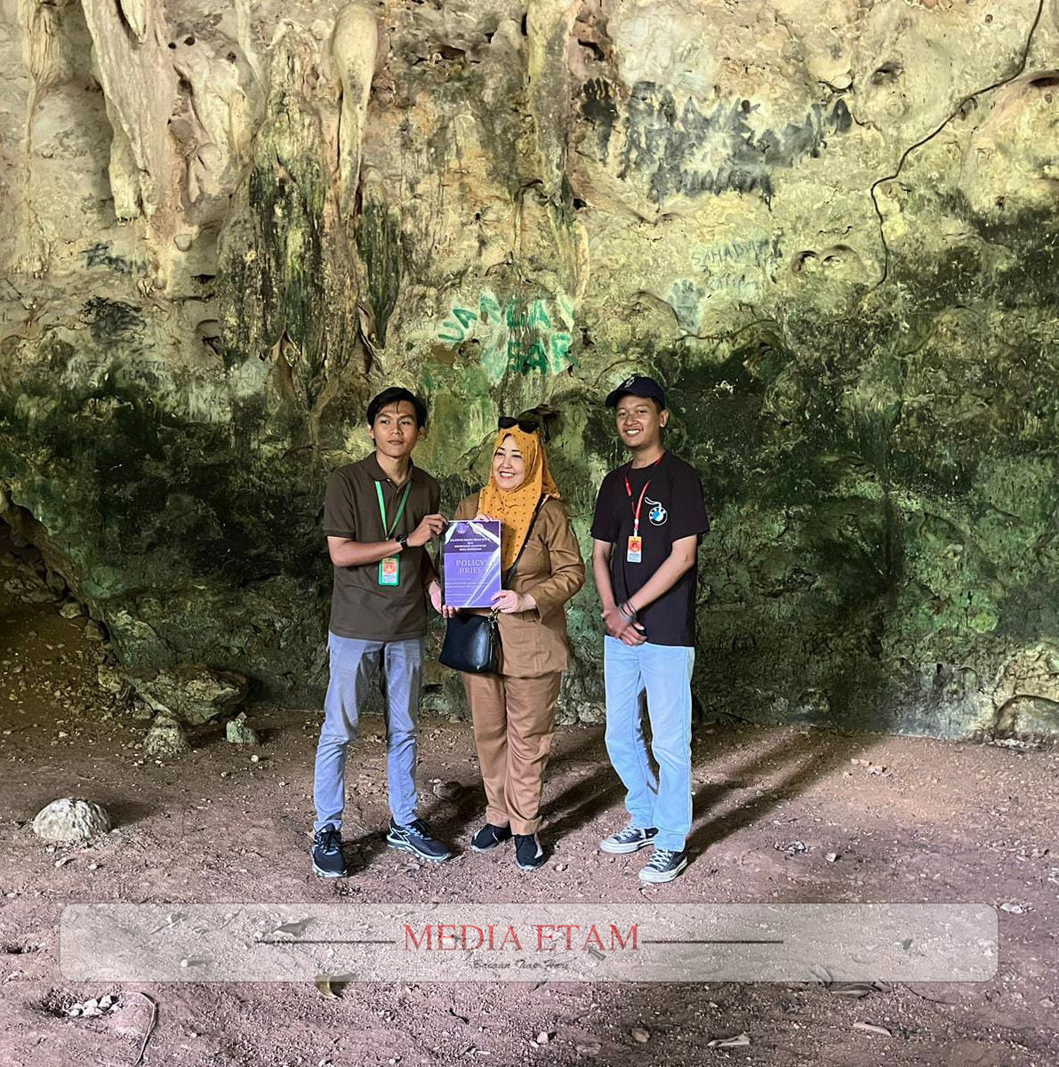 Foto : Penyerahan Policy Brief Oleh Brief Oleh Kelompok KKN 12-A Universitas Balikpapan kepada Kepala Dinas Kebudayaan dan Pariwisata Kabupaten Penajam Paser Utara (Mujahid ,mediaetam.com)