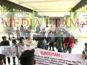 Aksi unjuk rasa sejumlah mahasiswa di Kantor DPRD Kukar. (Indah, Mediaetam.com)