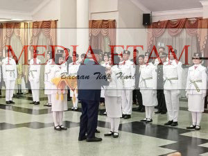 Penyematan atribut secara simbolis kepada seluruh peserta Paskibra Kukar 2023. (Indah, Mediaetam.com)