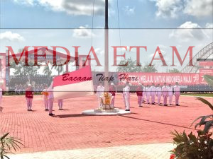 Pengibaran bendera merah putih pada Upacara Hari Kemerdekaan RI ke-78 di Kabupaten Kukar. (Indah, Mediaetam.com)