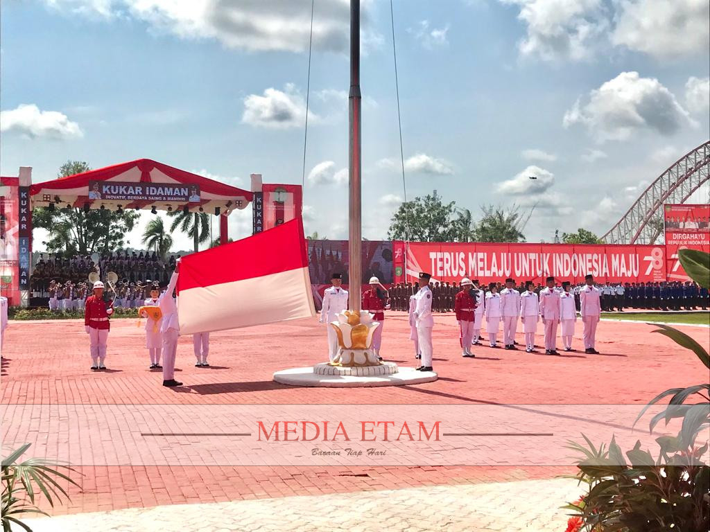 Pengibaran bendera merah putih pada Upacara Hari Kemerdekaan RI ke-78 di Kabupaten Kukar. (Indah, Mediaetam.com)