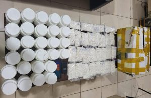 Barang bukti 28 ribu pil Obat Keras Double L dan 28 botol plastik. (Dok: Polres Kukar)