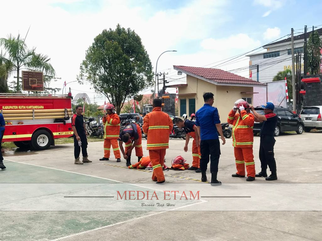 Lomba lari regu penyelamatan Disdamkar dan Penyelamatan Kukar. (Indah, Mediaetam.com)