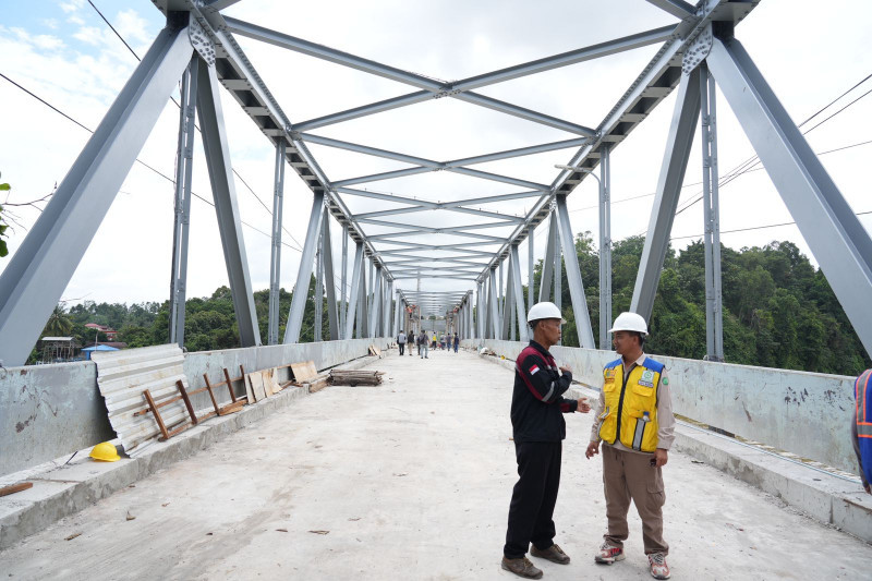 Jembatan yang jadi akses dua wilayah tersebut. (Foto Arief Murtadha / Biro Administrasi Pimpinan Setda Prov.Kaltim)