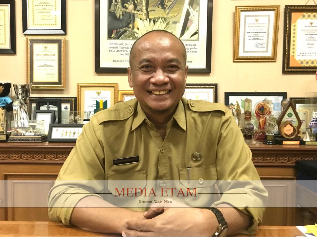 Kepala Dispar Kukar, Slamet Hadiraharjo, memmbincangkan soal kepindahan lokasi Kukar Land Festival (Indah,Mediaetam.com)