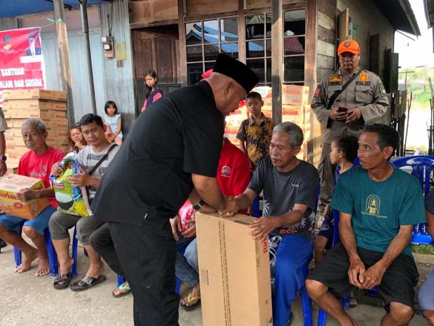 Bupati Kukar, Edi Damansyah saat menyerahkan bantuan kepada warga korban kebakaran. (Istimewa)
