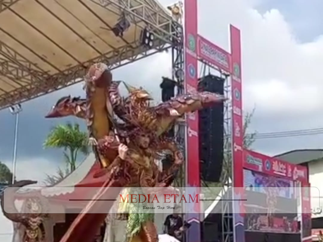 Tenggarong Kutai Karnaval 2023. (Indah, Mediaetam.com) Tenggarong Kutai Karnaval 2023. (Indah, Mediaetam.com)