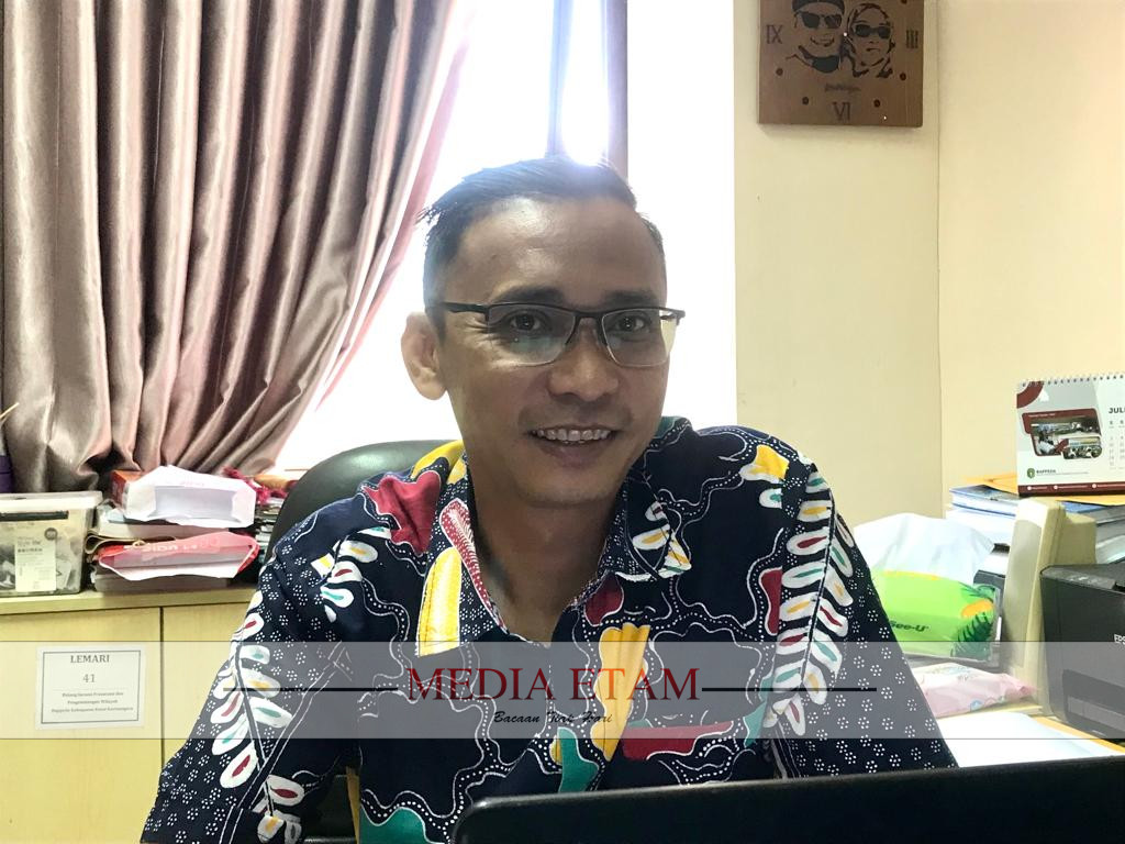 Subkor Infrastruktur Wilayah Bappeda Kukar, Doni Adiansyah, memaparkan target pemantapan jalan Kukar. (Indah, Mediaetam.com)