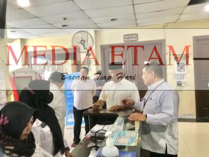 Bupati Kukar, Edi Damansyah bersama Kepala Disdukcapil Kukar, M Iryanto saat di Kantor Disdukcapil Kukar. (Indah, Mediaetam.com)