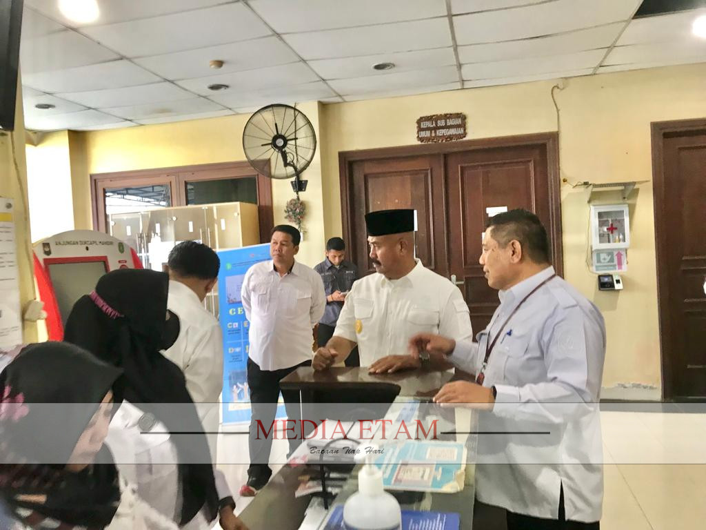 Bupati Kukar, Edi Damansyah bersama Kepala Disdukcapil Kukar, M Iryanto saat di Kantor Disdukcapil Kukar. (Indah, Mediaetam.com)