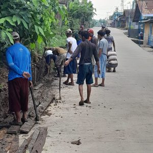 Kegiatan gotong royong warga RT 39 Bukuan, usai perbaikan jalan di wilayahnya.(Foto: Ketua RT 39)