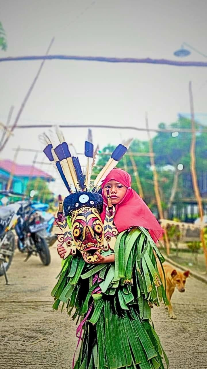 Foto : Tari Hudoq Dibawakan ole Anak Adat Dayak Bahau di Desa Tering Lama