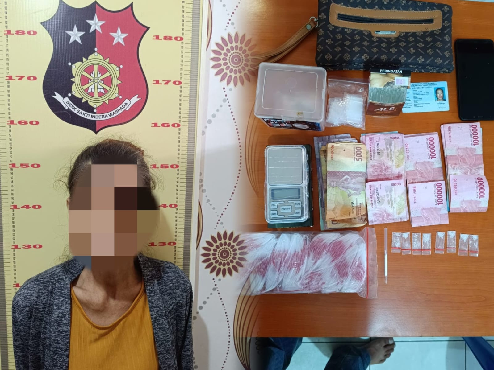 Tersangka HM saat diamankan di Polsek Kota Bangun bersama barang bukti. (Dok: Polsek Kota Bangun)