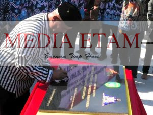 Bupati Kukar, Edi Damansyah saat meresmikan Taman Titik Nol. (Indah, Mediaetam.com)