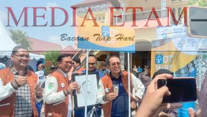 Foto : Kepala Disdikbud Kaltim Muhammad Kurniawan Mengunjungi Salah Stand Hasil Karya Siswa di Acara Festival Dual Track (Mujahid/Mediaetam.com).