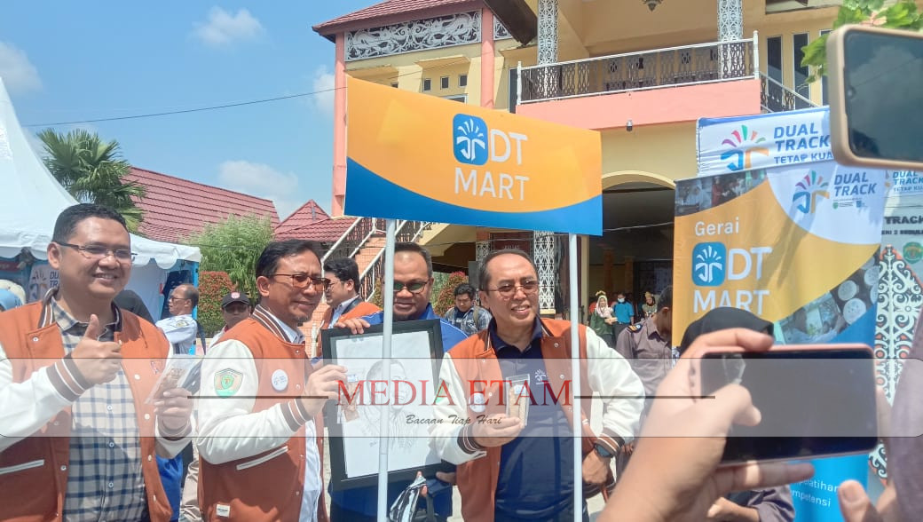 Foto : Kepala Disdikbud Kaltim Muhammad Kurniawan Mengunjungi Salah Stand Hasil Karya Siswa di Acara Festival Dual Track (Mujahid/Mediaetam.com).