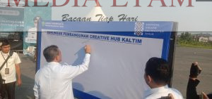Wakil Gubernur Kaltim, Hadi Mulyadi saat melakukan penandatanganan sebagai wujud dukungannya terhadap terhadap ide kreatif dari Dinas Pariwisata Kaltim (Foto: Iswanto/Mediaetam.com).
