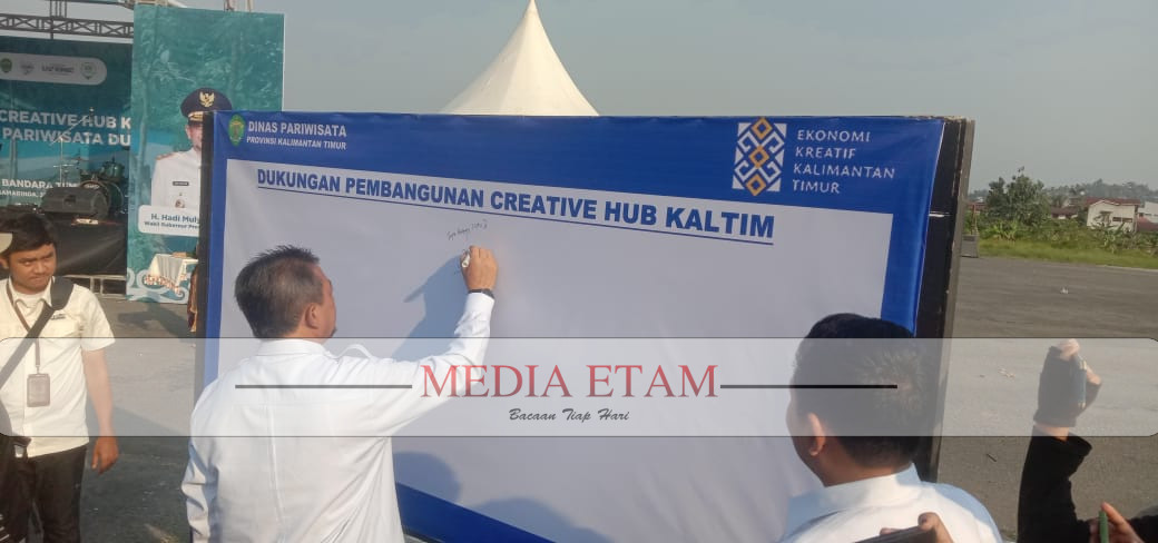 Wakil Gubernur Kaltim, Hadi Mulyadi saat melakukan penandatanganan sebagai wujud dukungannya terhadap terhadap ide kreatif dari Dinas Pariwisata Kaltim (Foto: Iswanto/Mediaetam.com).