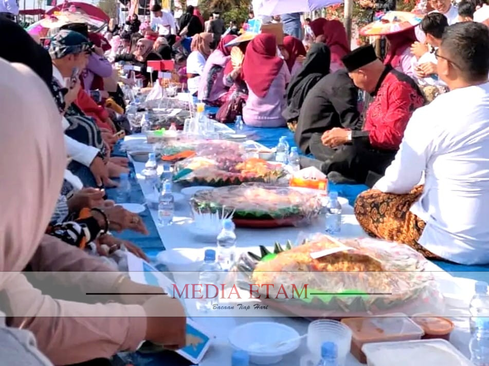 Acara Beseprah di Jalan Diponegoro, Tenggarong. (Indah, Mediaetam.com)