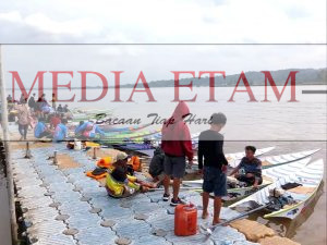 Perhelatan lomba balap ketinting di Sungai Mahakam Tenggarong. (Indah, Mediaetam.com)