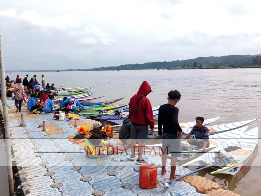 Perhelatan lomba balap ketinting di Sungai Mahakam Tenggarong. (Indah, Mediaetam.com)